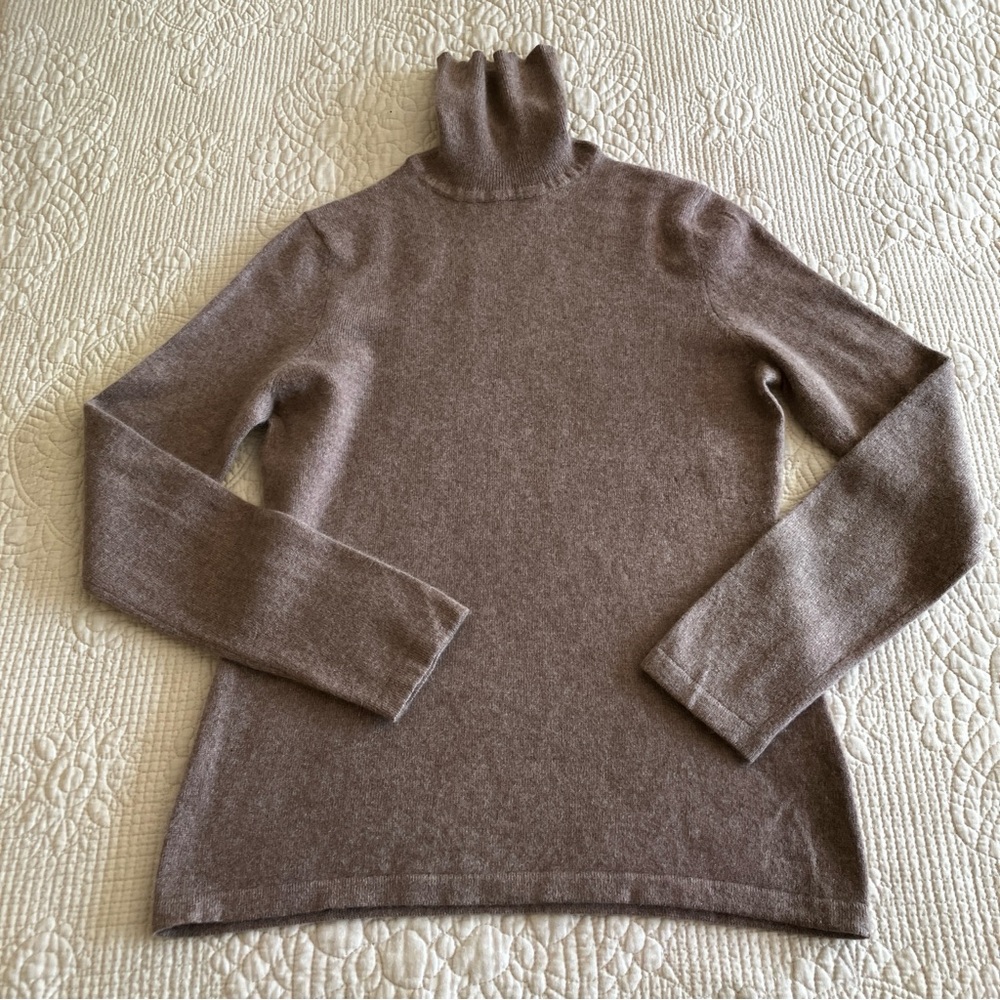 Lord & Taylor beige cashmere turtle neck